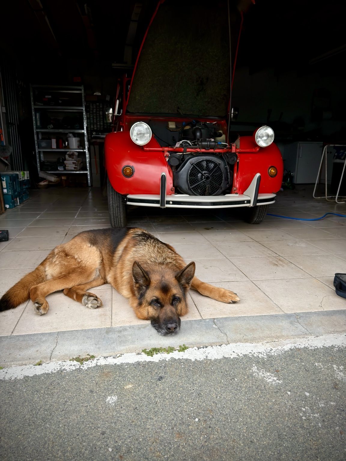 Voiture ancienne à l'atelier Retropiston