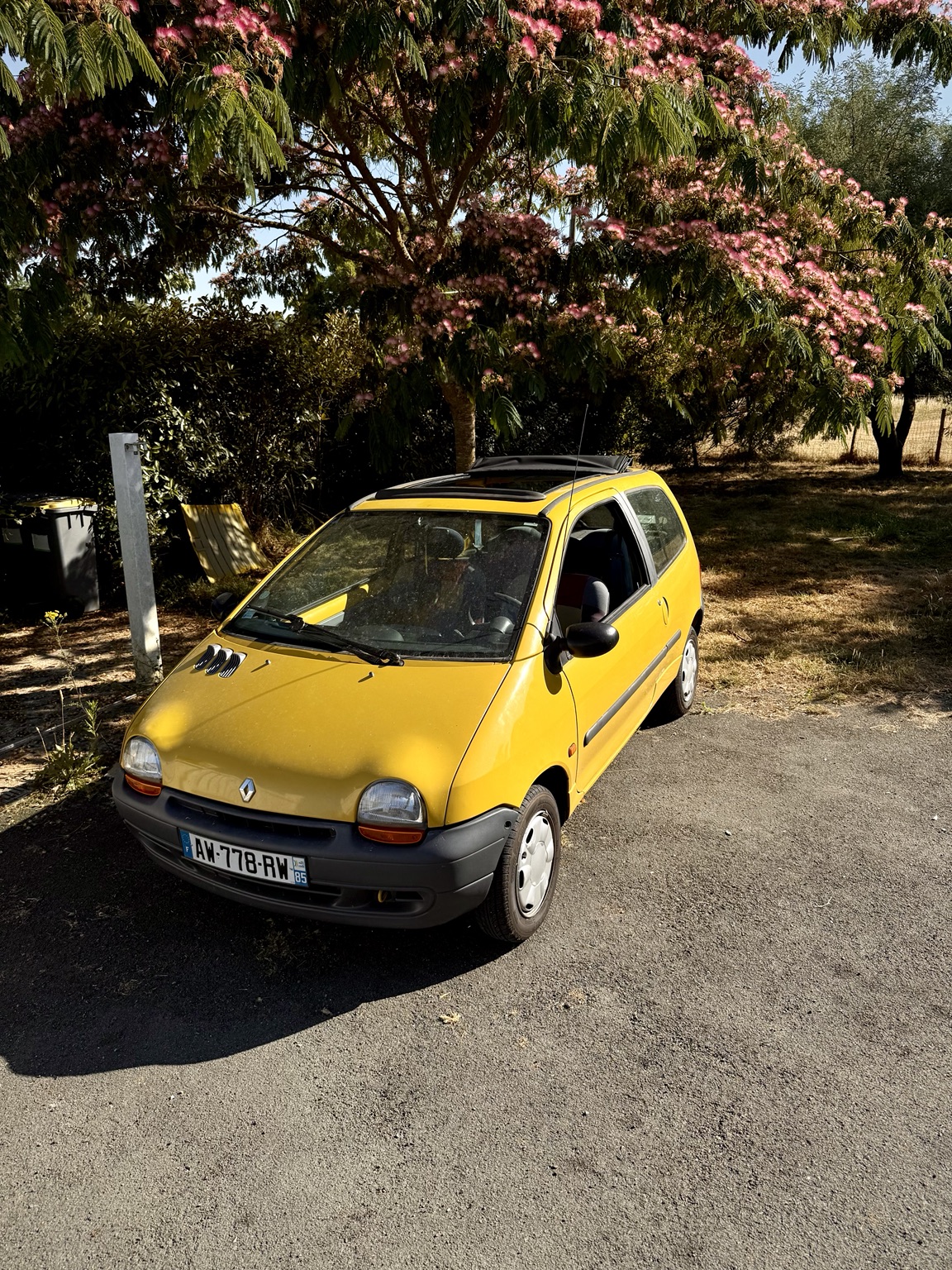 Renault Twingo jaune équipée d'un toit Open Air