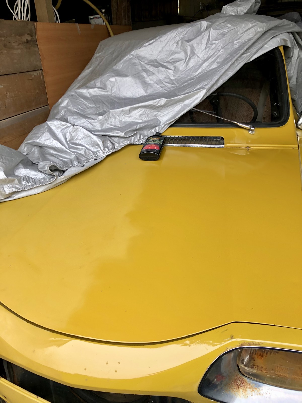 Capot jaune brillant d'une Citroën Ami 8 après lustrage