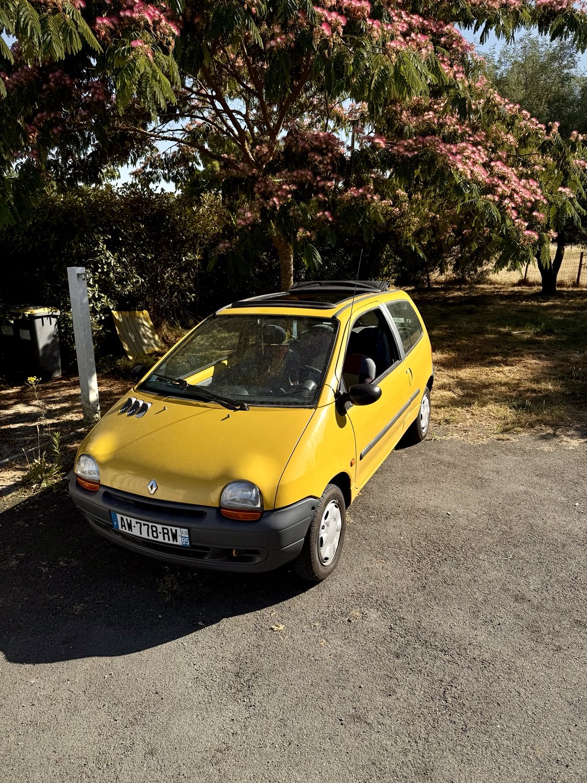 Renault Twingo jaune équipée d'un toit Open Air